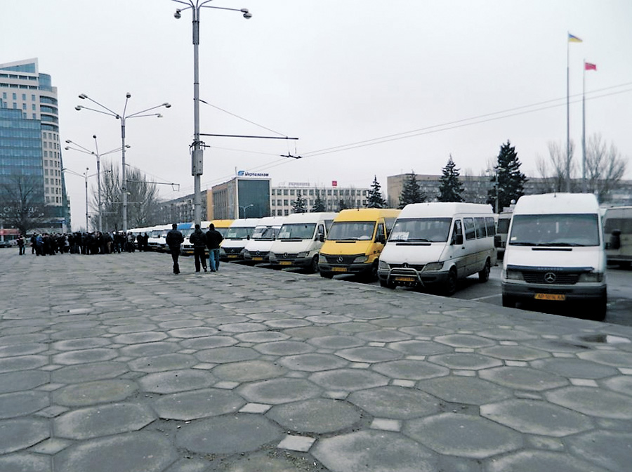 Мікроавтобуси на приколі... Фото надане автором